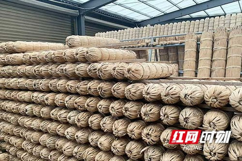龍?zhí)涟槌庇?①丨一葉黑茶守初心 跨界突圍助振興